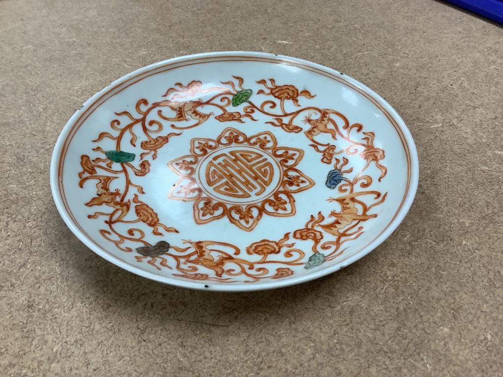 A Chinese enamelled porcelain 'bats and lingzhi' saucer dish, diameter 13.5cm